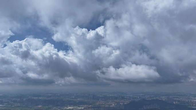 云层之上城市景观