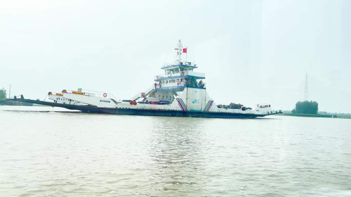 轮渡在水面行驶 渡轮运输场景