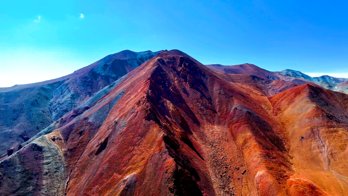 多彩山脉的壮丽航拍