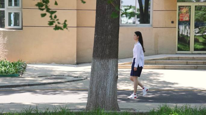 实拍毕业季校园学士服变装转场