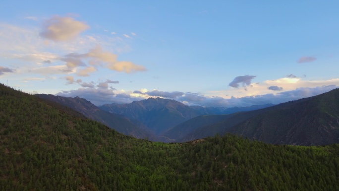峡谷澜沧江与山脉风光