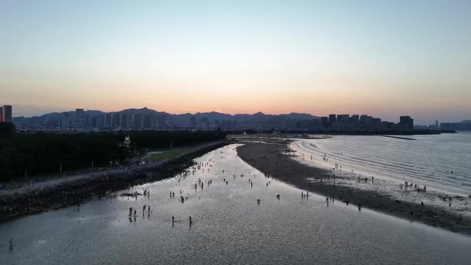 傍晚海滩人群活动剪影