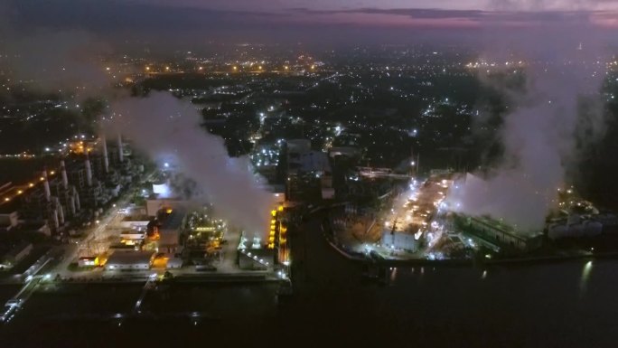 发电厂在亚洲泰国从夜晚到清晨生产电力并排放烟雾，昼夜交替。