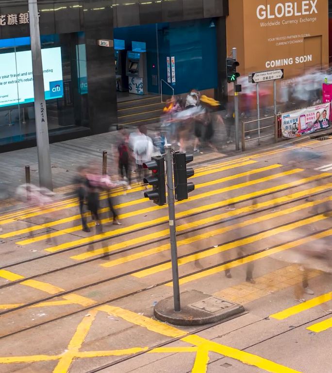 香港街道车来车往_红绿灯过马路_人来人往