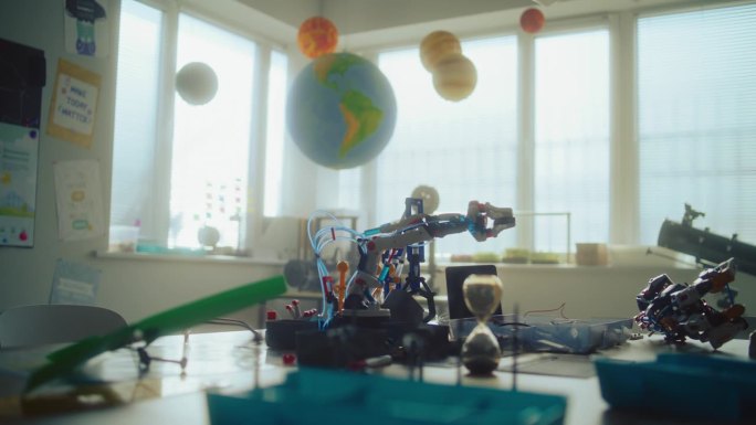 现代科学教室，悬挂的太阳系模型，3D 打印机，机器人手臂。