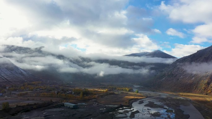 川西风光甲根坝秋色秋雪雪山云雾缭绕下村庄