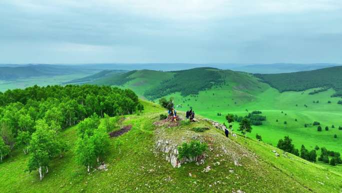 呼伦贝尔草原罕乌拉山祭敖包