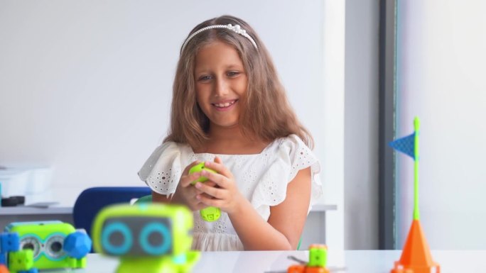 孩子们在STEM教育课堂上玩玩具车控制面板。