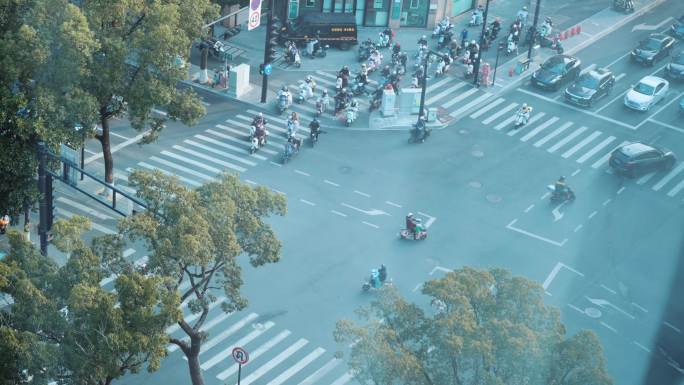 城市早上的路口