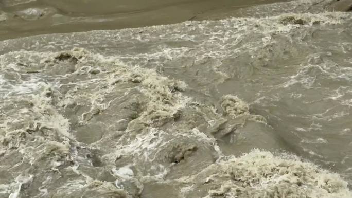 大洪水 发大水 泄洪 洪峰过境 水流汹涌