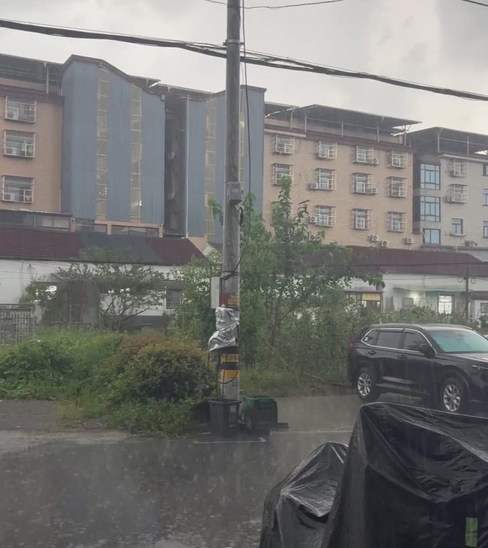 浙江农村下雨天的住宅楼