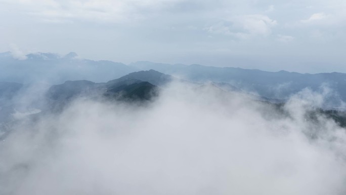 山峦叠嶂云海翻腾