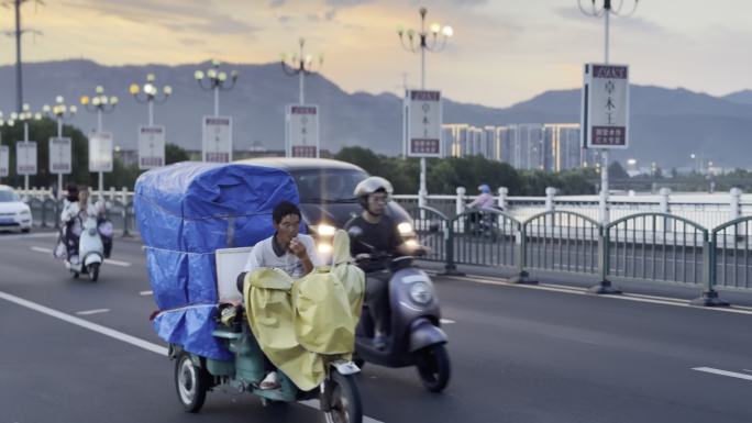 城市桥梁上的三轮车运输