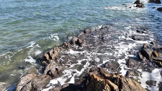 海浪礁石风光
