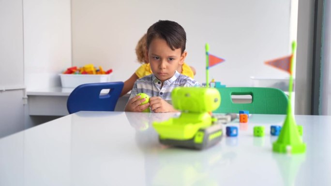 孩子们在STEM教育课堂上玩玩具车控制面板。
