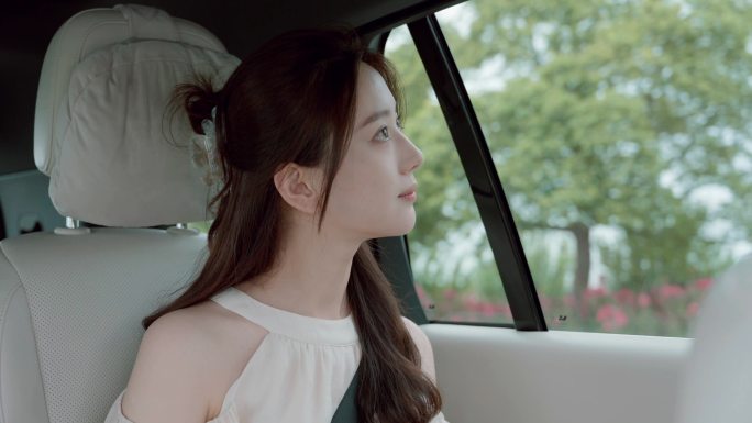 【原创】自驾游美女看向窗外