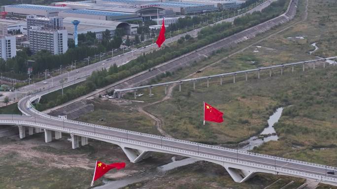 城市桥梁上的中国飘扬