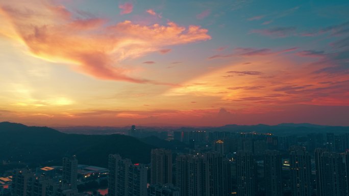 4K航拍火烧云 城市天际线的绚丽晚霞