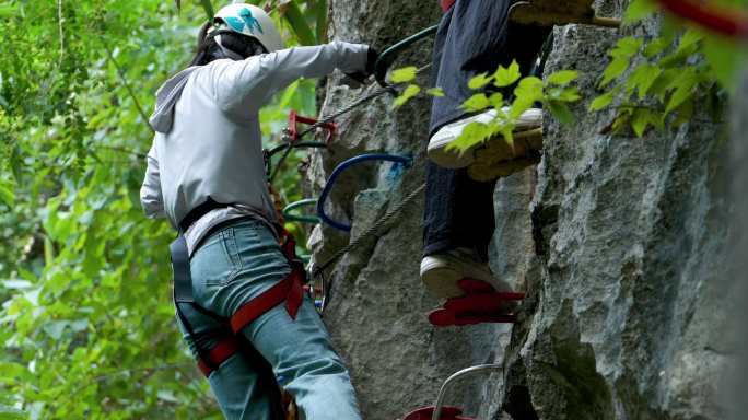 游客体验飞拉达攀岩 户外攀岩运动