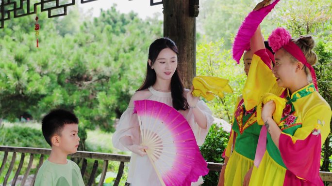 【原创】花鼓灯扇舞演员与游客互动