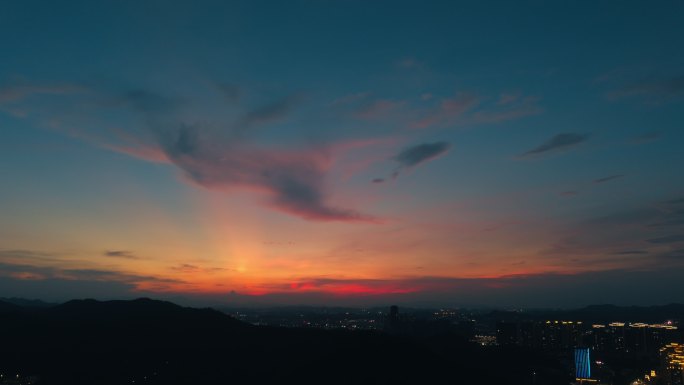 4K航拍火烧云延时 城市夜景下的绚丽晚霞