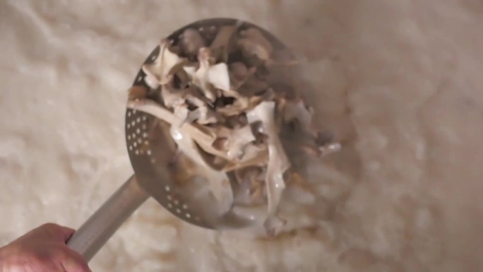 乳白色骨汤熬制过程