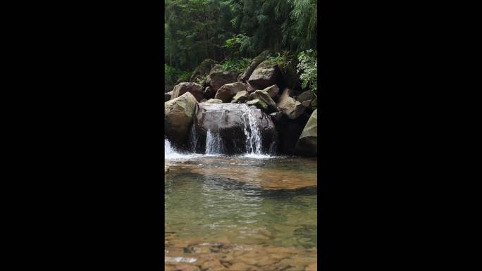 小溪峡谷流水吊桥瀑布山间溪流瀑布景观