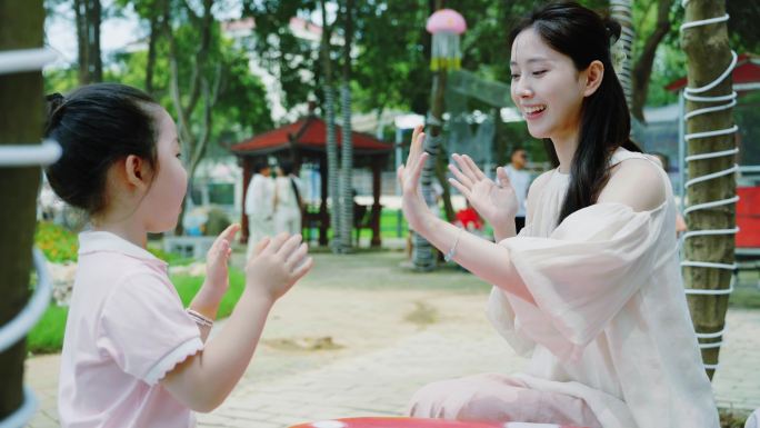 【原创】妈妈和女儿快乐击掌