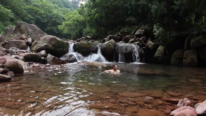清凉夏日山水休闲山间溪流游泳嬉戏