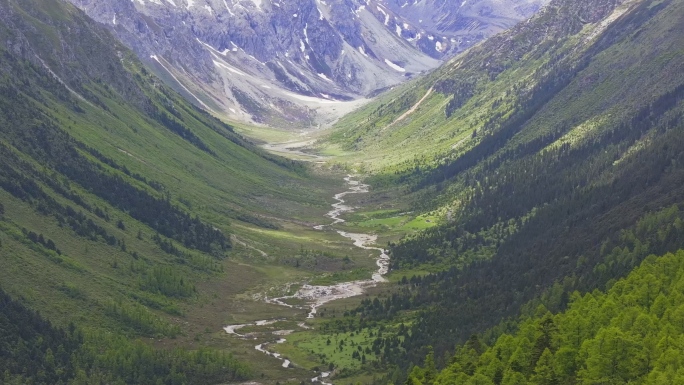 航拍云南白马雪山U型谷冰川地貌