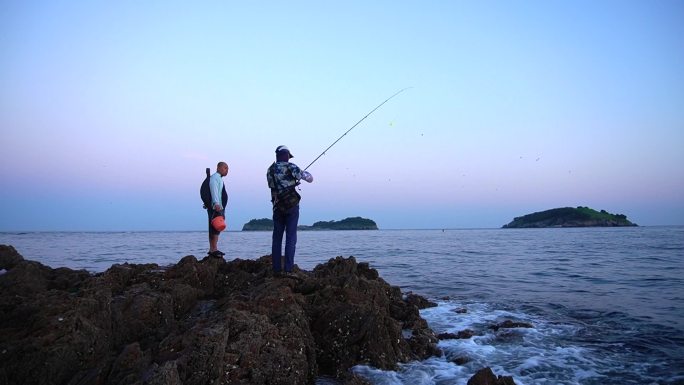 海边礁石钓鱼休闲