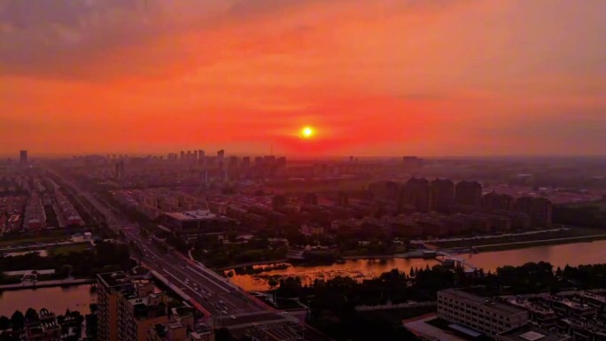 晚霞映照下的城市天际线