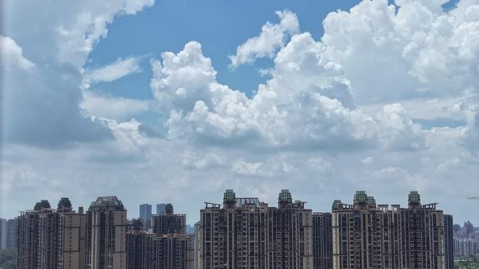 4K延时 城市建筑群与蓝天白云夏天天际线