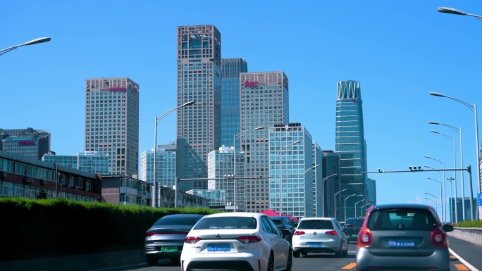 北京城市交通与建筑风貌现代都市的车流楼宇