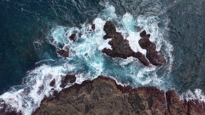 汹涌海浪拍打礁石
