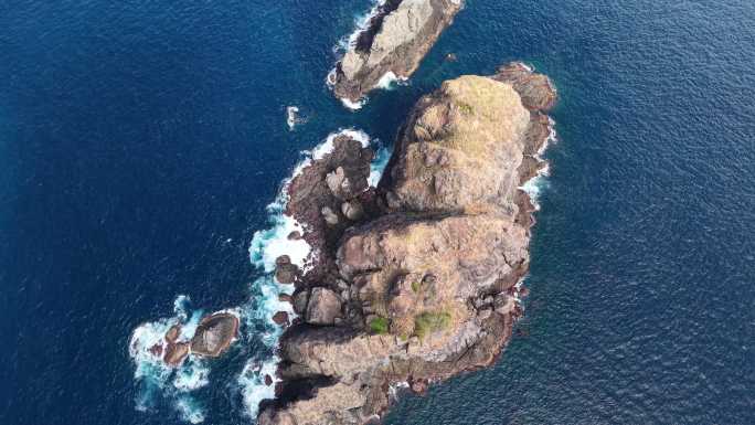 蓝色海浪拍打礁石