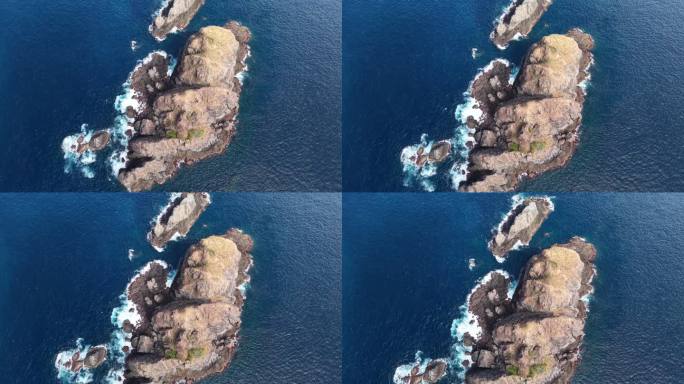 蓝色海浪拍打礁石