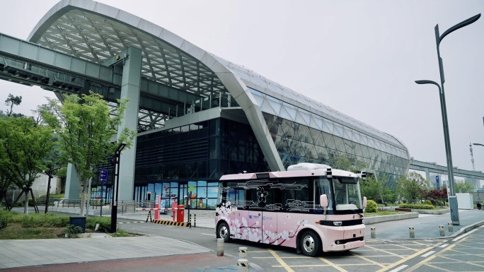 无人驾驶巴士路跑行驶 未来城市交通出行