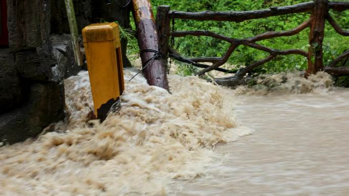 暴雨后洪水和道路交通状况洪水过境湍急河流