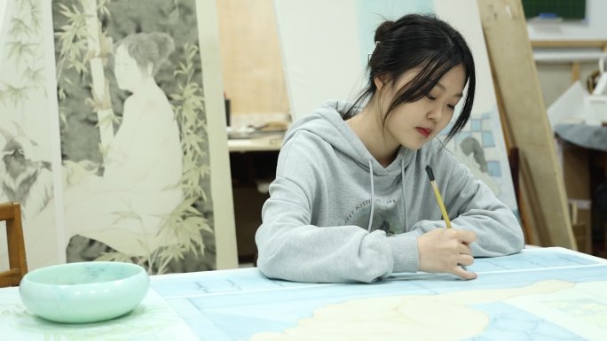 女子绘制工笔画水墨画