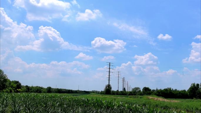 蓝天白云下的乡村景色