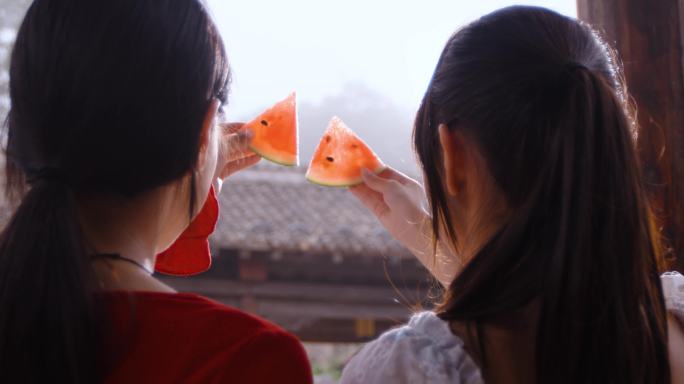 【电影机拍摄】夏日乡村民宿小女孩吃西瓜