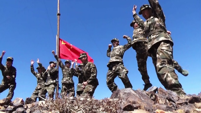 大学生边防新兵在国旗下欢呼跳跃