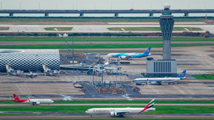 阿联酋航空 波音777客机降落深圳机场