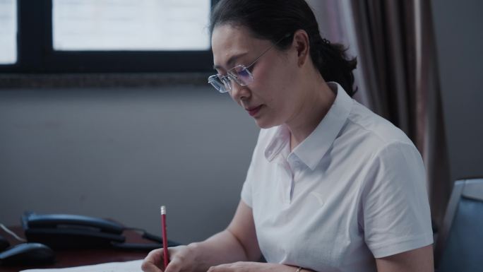 答题 职场女性办公场景