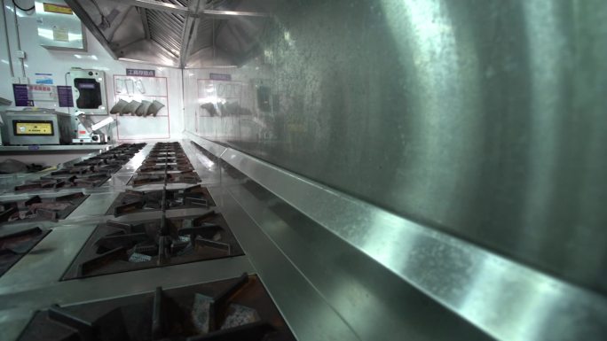 不锈钢厨房内部环境