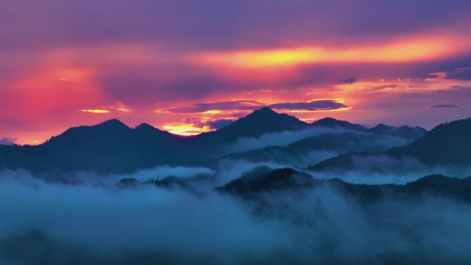 唯美云雾山峰夕阳景观