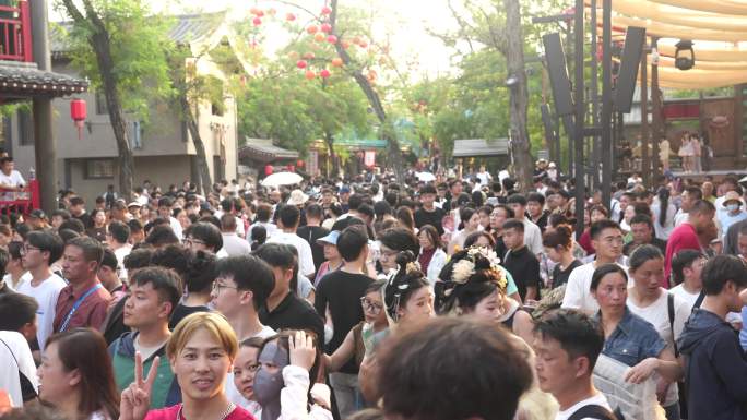 万岁山武侠城人多，节目精彩