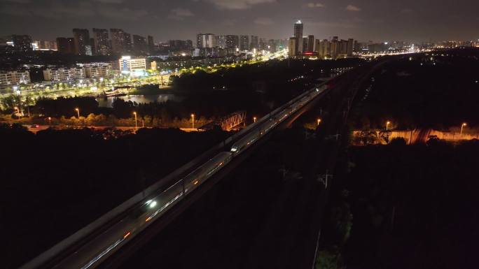 夜晚高铁