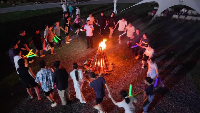 篝火晚会人群狂欢